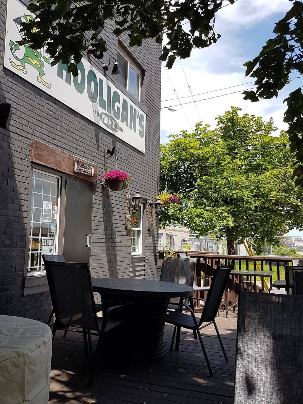 Hooligans Pub & Grub | restaurant | 1898 Shepherd St E, Windsor, ON N8Y 1T5, Canada | 5199157007 OR +1 519-915-7007