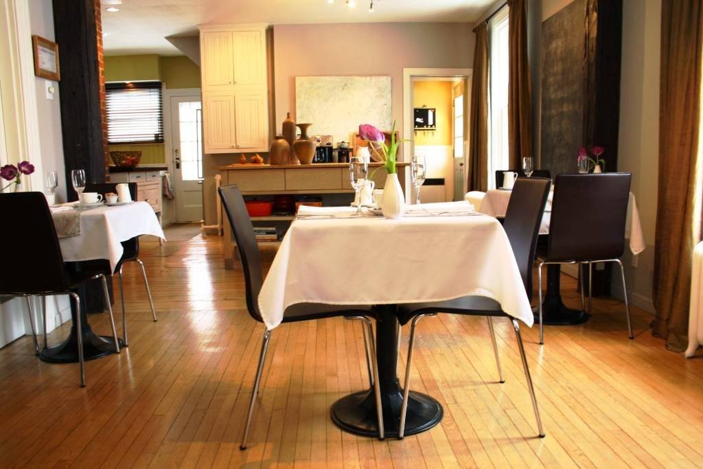 La Maison de ville - bed & bistro | restaurant | 353 Rue Saint-Patrice O, Magog, QC J1X 1W7, Canada | 8198682417 OR +1 819-868-2417
