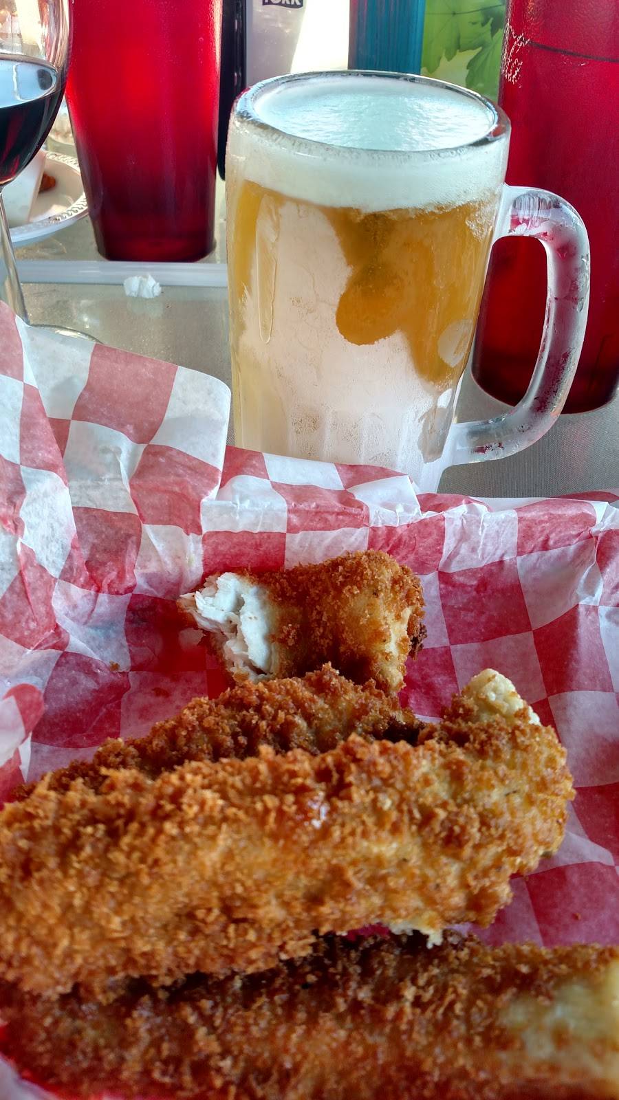 Shipwrecks Bar & Grill | restaurant | 45 Garden Cove Dr, Key Largo, FL 33037, USA | 3054533153 OR +1 305-453-3153