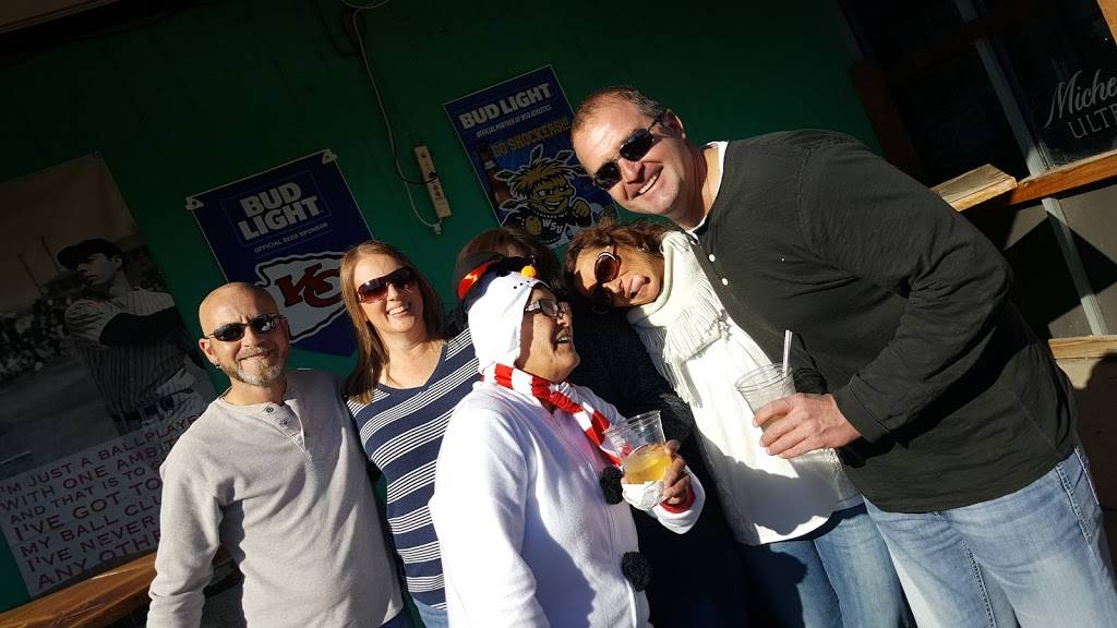 Quincys Bar & Grill | restaurant | 2047 N West St, Wichita, KS 67203, USA | 3169428200 OR +1 316-942-8200