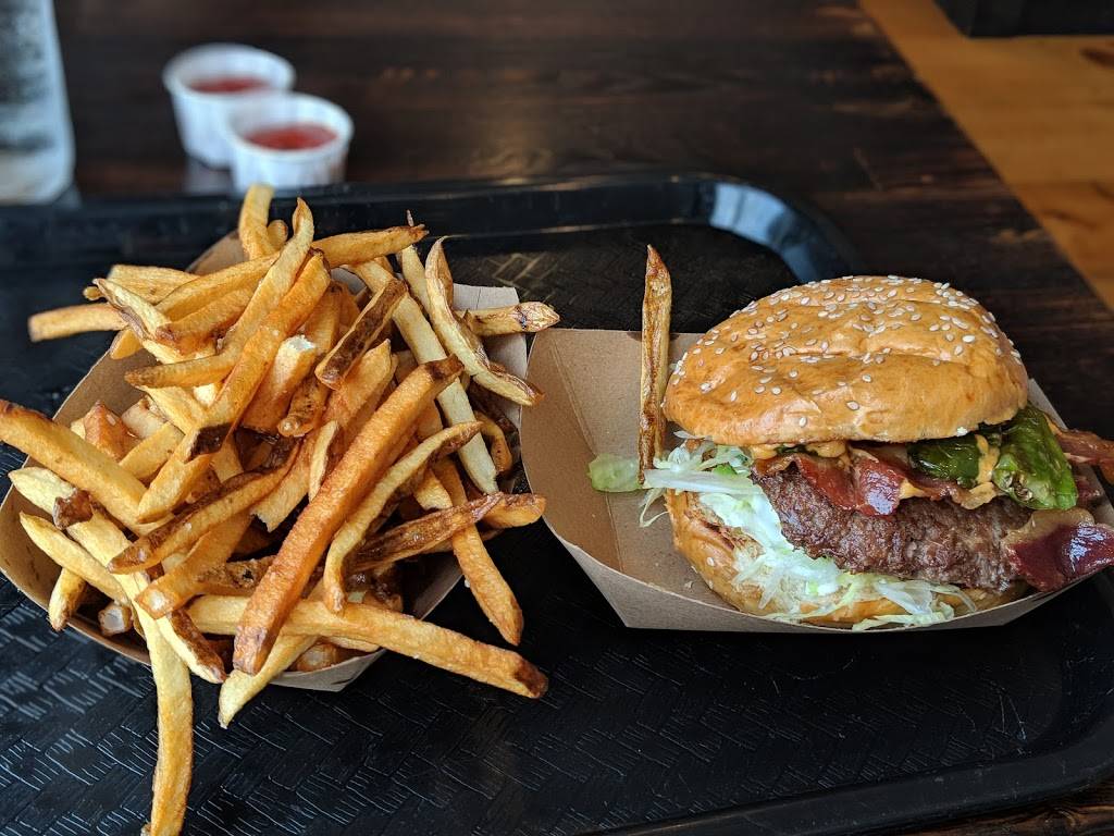 Mom & Pops Burgers | restaurant | 1603 Main St, Chatham, MA 02633, USA | 7748404144 OR +1 774-840-4144