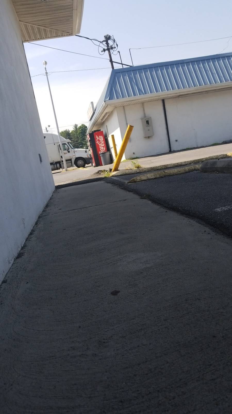 Blue Circle Market - Poor Travs Deli | restaurant | 101 Broad St, Elizabethton, TN 37643, USA | 4235436128 OR +1 423-543-6128