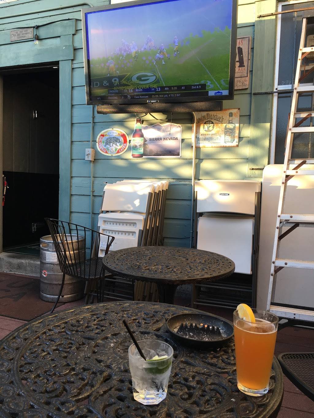 The Four Deuces | restaurant | 2319 Taraval, San Francisco, CA 94116, USA | 4155669122 OR +1 415-566-9122