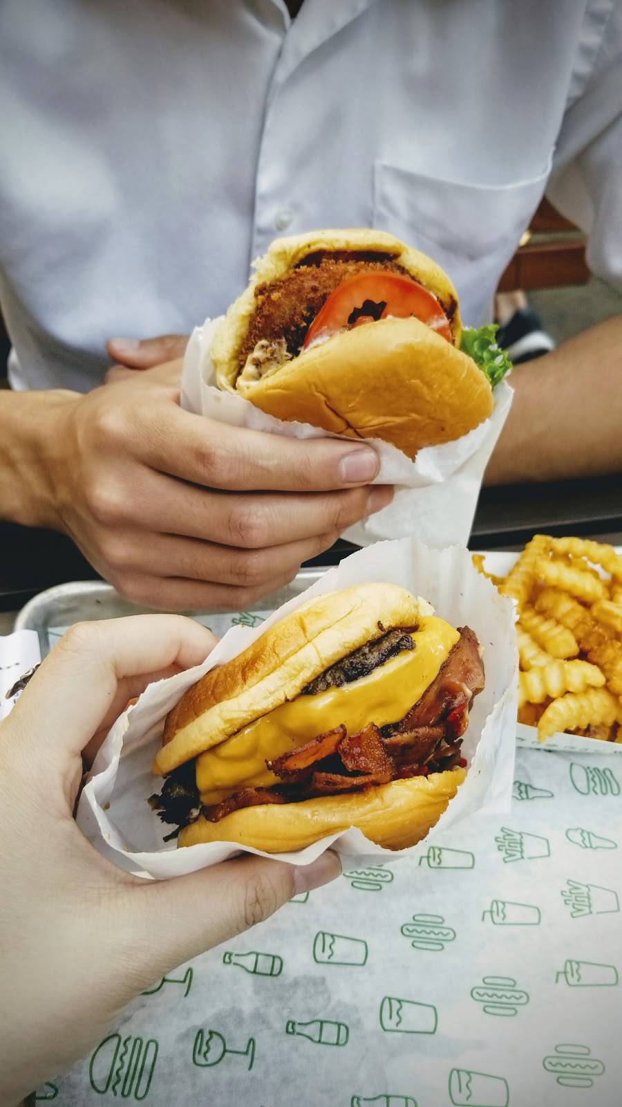 Shake Shack | restaurant | 6201 Hollywood Blvd, Los Angeles, CA 90028, USA | 3235937763 OR +1 323-593-7763