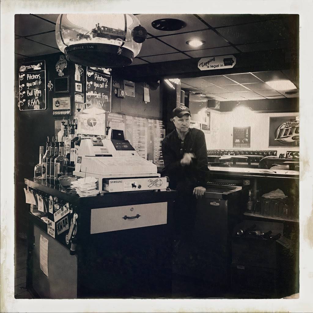 Joes Knight Hawk Restaurant | restaurant | 1002 W Bremer Ave, Waverly, IA 50677, USA | 3193522862 OR +1 319-352-2862