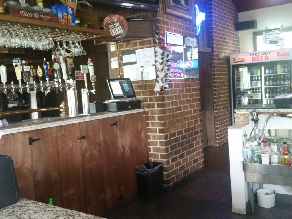 Divots Bar & Grill | restaurant | 12 Village Center Dr, Reading, PA 19607, USA | 6107756575 OR +1 610-775-6575