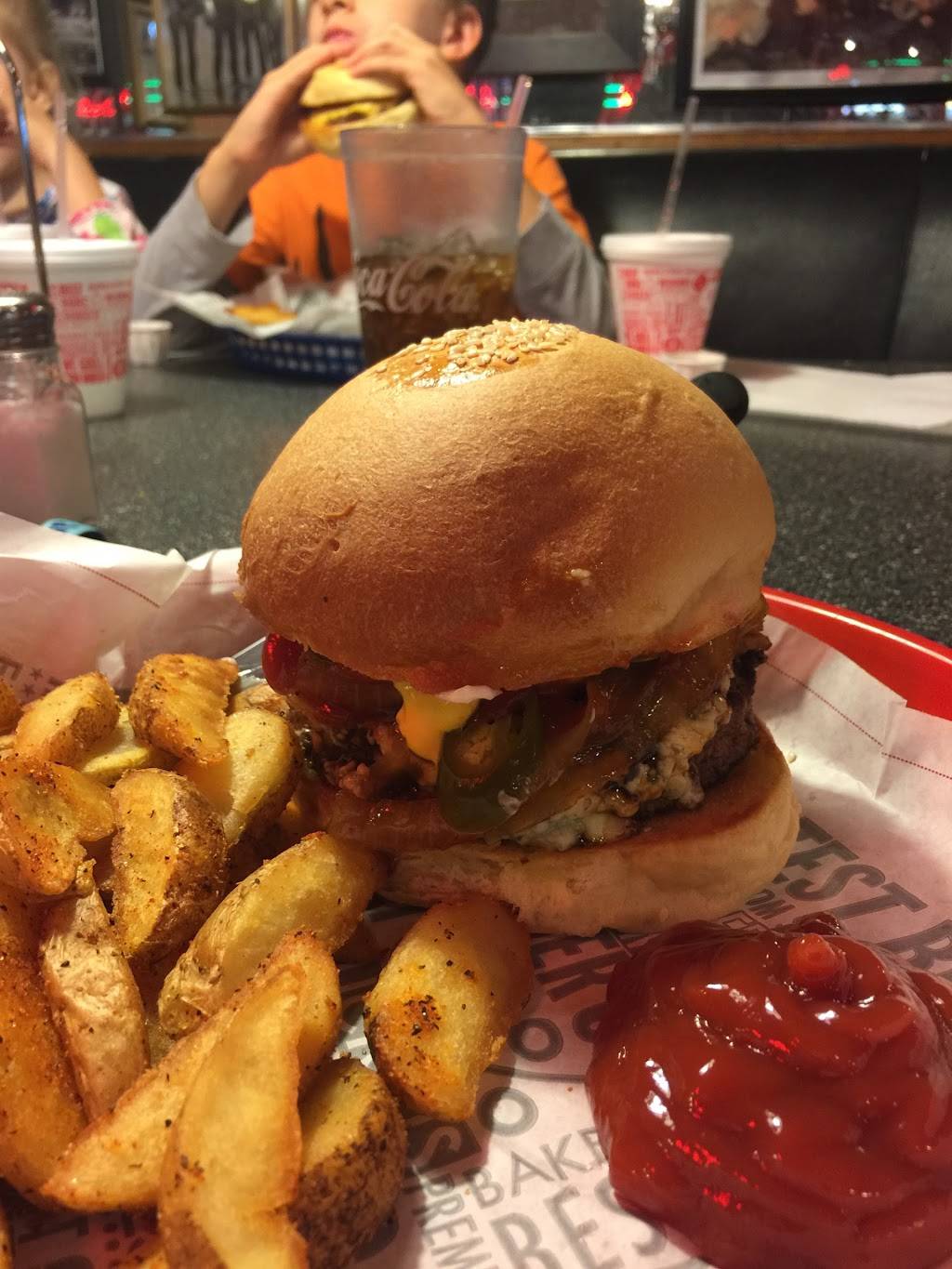 Fuddruckers | restaurant | 2373 Austin Pkwy, Flint, MI 48507, USA | 8108208584 OR +1 810-820-8584