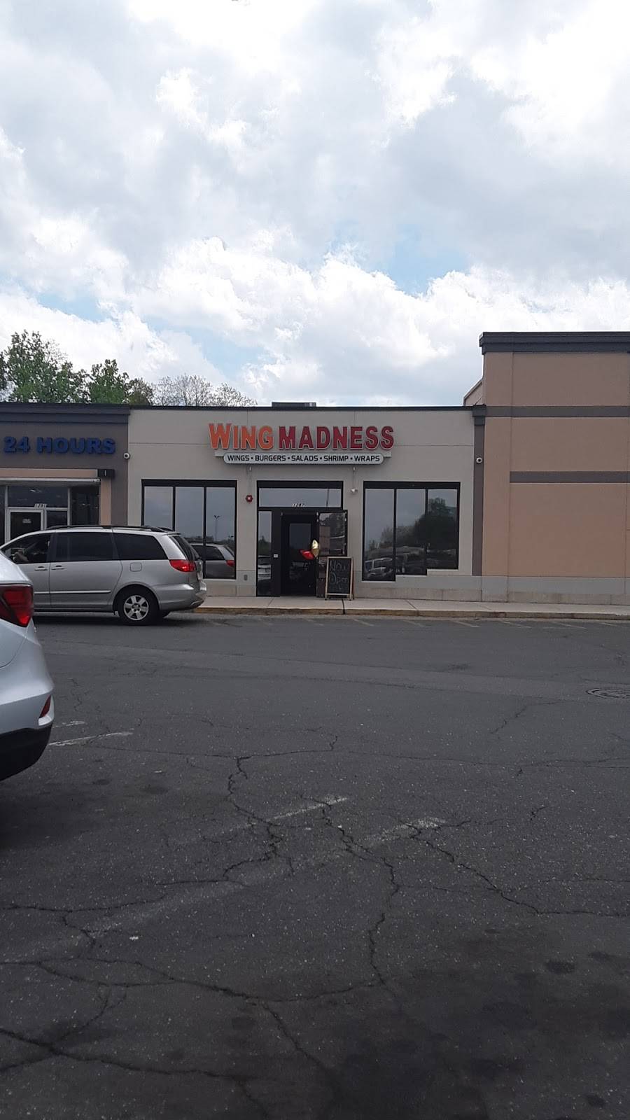 Wing Madness Springfield | restaurant | 1287 Liberty St, Springfield, MA 01104, USA | 4132782916 OR +1 413-278-2916