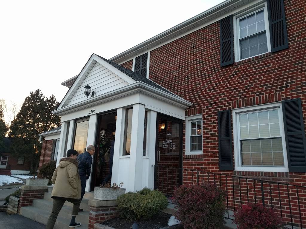 Coach & Four | restaurant | 5206 Williamson Rd, Roanoke, VA 24012, USA | 5403624220 OR +1 540-362-4220