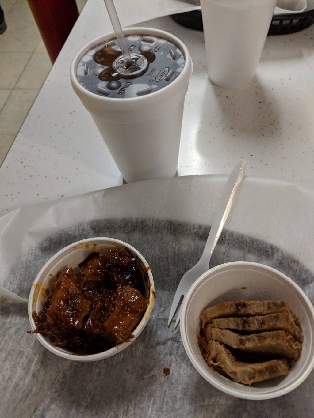 Whiteys BBQ | restaurant | 131 E Washington St, East Peoria, IL 61611, USA | 3096995700 OR +1 309-699-5700