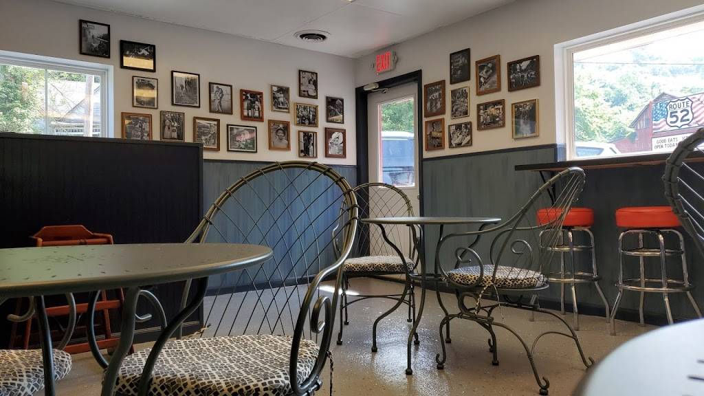 Route 52 Restaurant | restaurant | 2959 Harrison Brookville Rd, West Harrison, IN 47060, USA | 5134005252 OR +1 513-400-5252