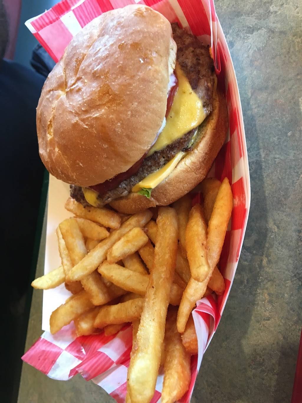 Summer House | restaurant | 552 College Hwy, Southwick, MA 01077, USA | 4135693581 OR +1 413-569-3581