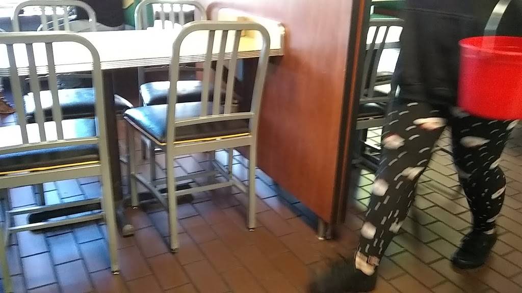 Long John Silvers | restaurant | 400 E Broadway, Louisville, KY 40202, USA | 5025891080 OR +1 502-589-1080