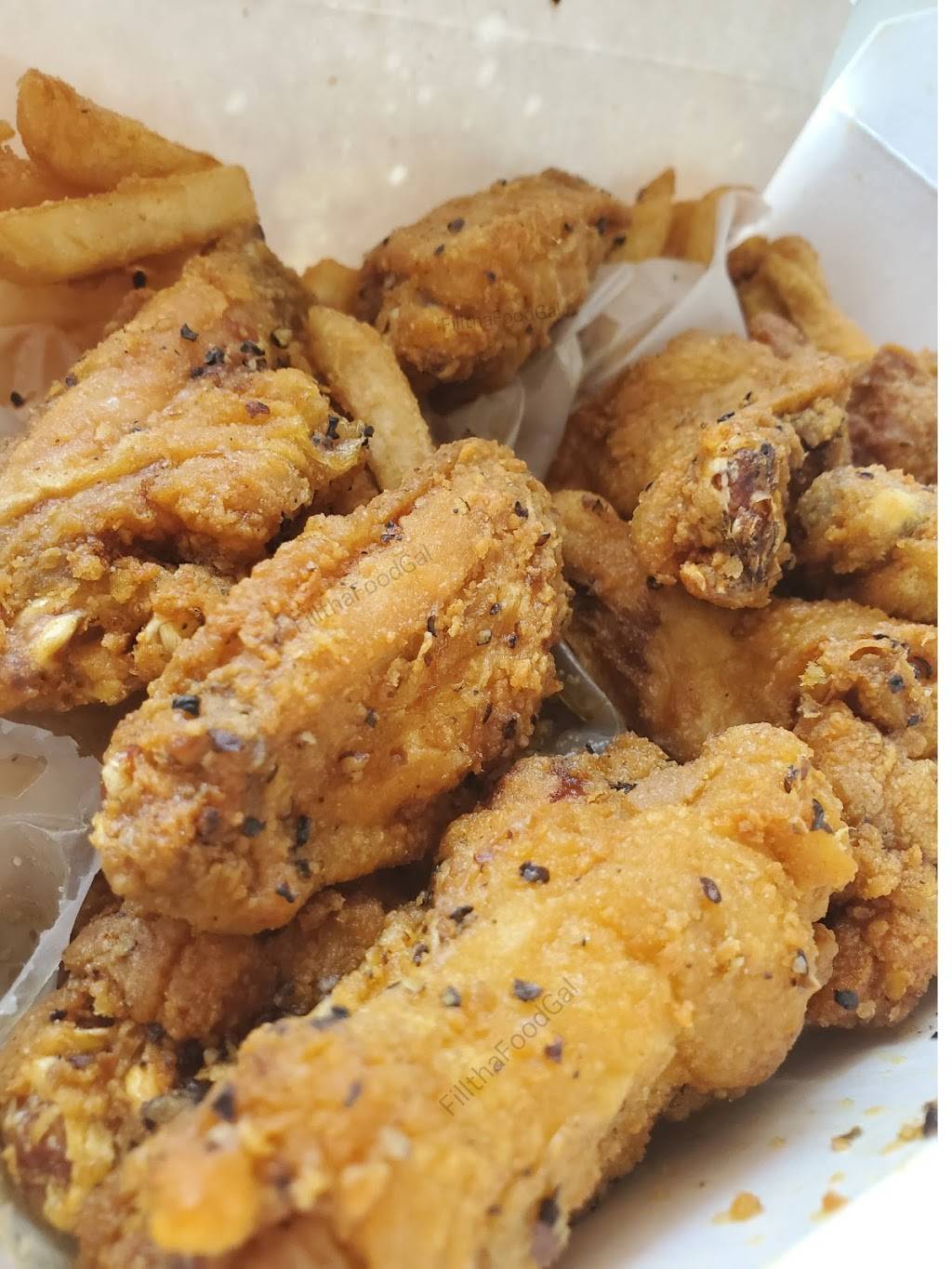 Golden Wingz | restaurant | 30763 Eureka Rd, Romulus, MI 48174, USA | 7349923821 OR +1 734-992-3821