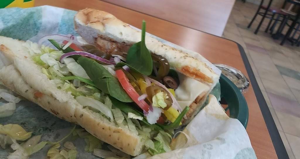 Subway | restaurant | 2150 Twin Valley Dr, Dubuque, IA 52003, USA | 5635561611 OR +1 563-556-1611