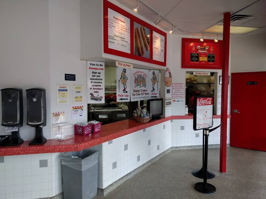 Snoopys Hot Dogs & More | restaurant | 2431 Spring Forest Rd, Raleigh, NC 27615, USA | 9198763775 OR +1 919-876-3775
