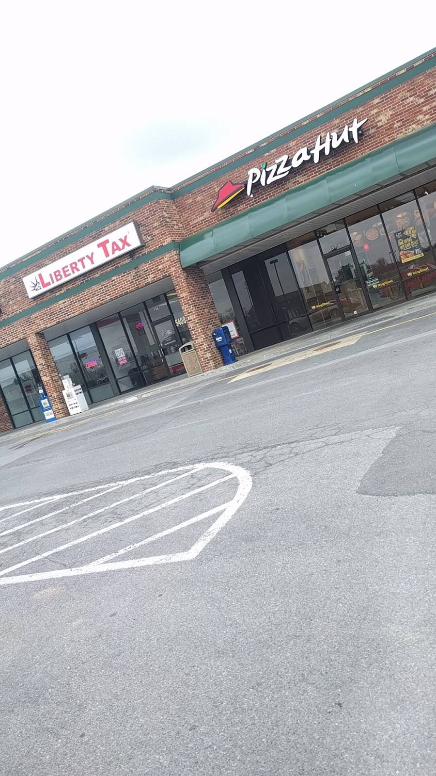 Pizza Hut | meal takeaway | 374 Fairfax Pike, Stephens City, VA 22655, USA | 5408693636 OR +1 540-869-3636