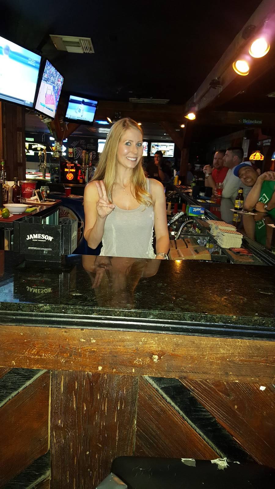 The Dog Saloon | restaurant | 3311 W Bay to Bay Blvd, Tampa, FL 33629, USA | 8138328211 OR +1 813-832-8211