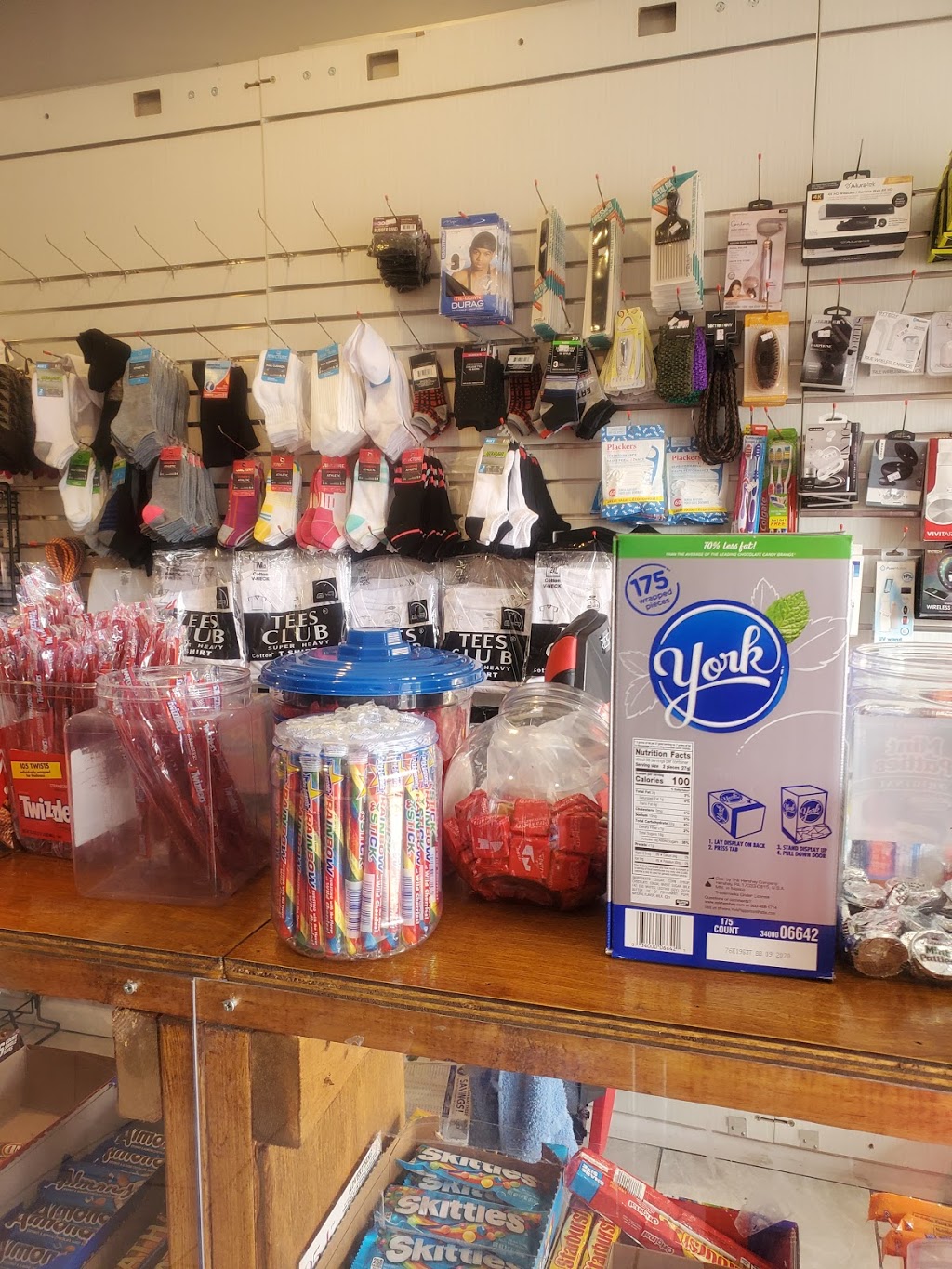 Penningtons Food and Snacks Galore | restaurant | 410 E 79th St, Chicago, IL 60619, USA | 7736754070 OR +1 773-675-4070