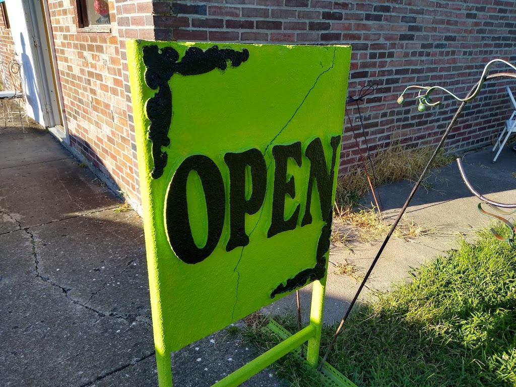 Whistle stop food trailer | restaurant | 104 N, 104 Bush Ave, Hurst, IL 62949, USA | 6183861081 OR +1 618-386-1081