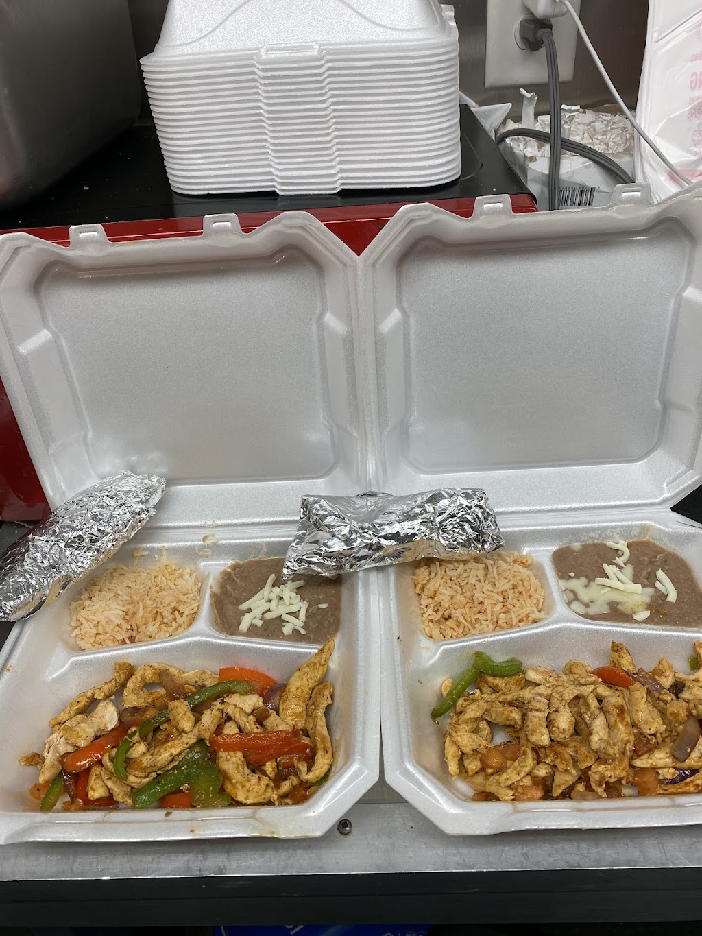 Antojitos Rojas Y mas | restaurant | 6006 E 38th St, Indianapolis, IN 46226, USA | 3177973207 OR +1 317-797-3207