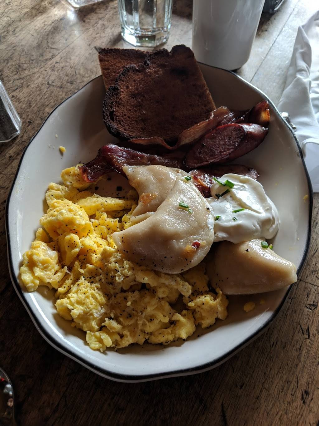 Tennessee Tavern | restaurant | 1554 Queen St W, Toronto, ON M6R 1A6, Canada | 4165357777 OR +1 416-535-7777