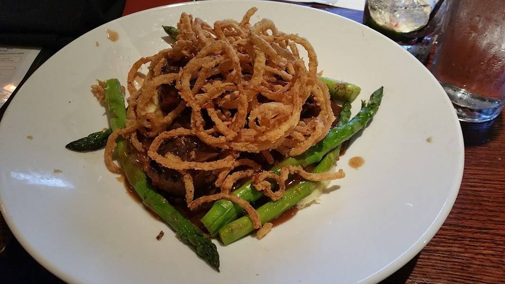 Houlihans | restaurant | 321 Rice Lake Square, Wheaton, IL 60187, USA | 6306905550 OR +1 630-690-5550