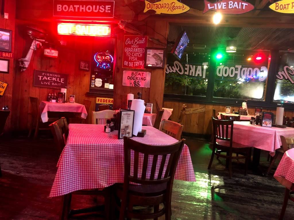 Famous Daves Bar-B-Que | restaurant | 900 S Park St, Madison, WI 53715, USA | 6082869400 OR +1 608-286-9400