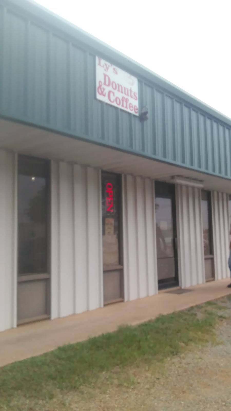 LYS Donuts & Lunch | restaurant | 109 Main St, Normangee, TX 77871, USA | 9363961620 OR +1 936-396-1620