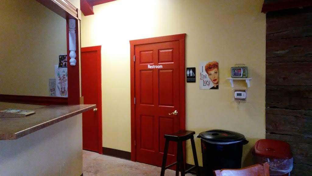 The Lunch Box | restaurant | 901-1099 E Cloverland Dr, Ironwood, MI 49938, USA | 9063648102 OR +1 906-364-8102