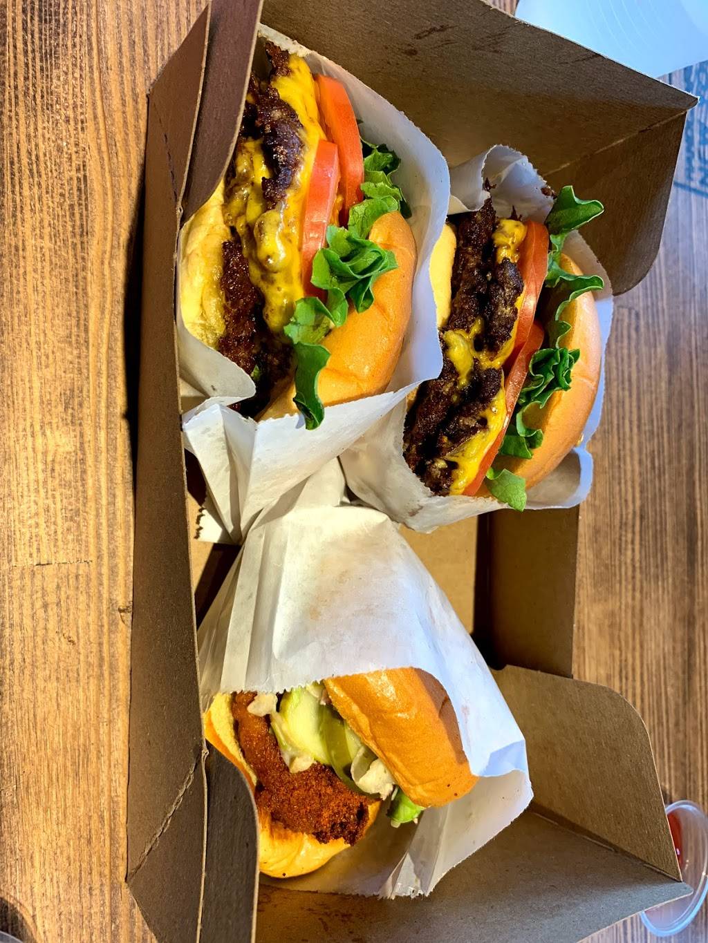 Shake Shack | restaurant | The Gallery at Westbury Plaza, 860 Old Country Rd, Garden City, NY 11530, USA | 5166202880 OR +1 516-620-2880