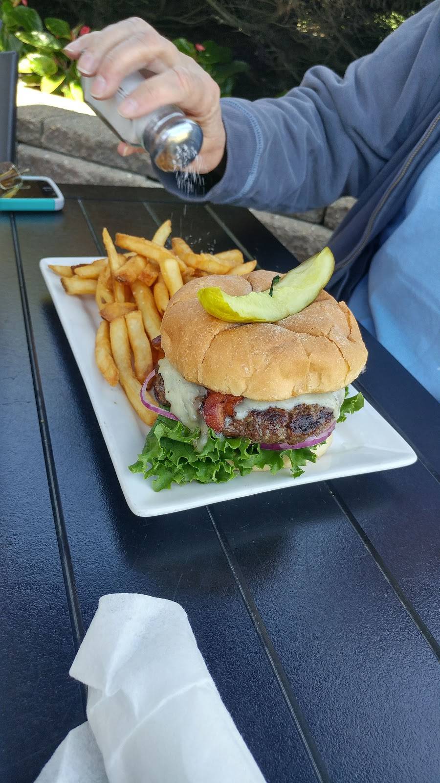 The Bluff Pub | restaurant | 8 Beach St, York, ME 03909, USA | 2073631333 OR +1 207-363-1333