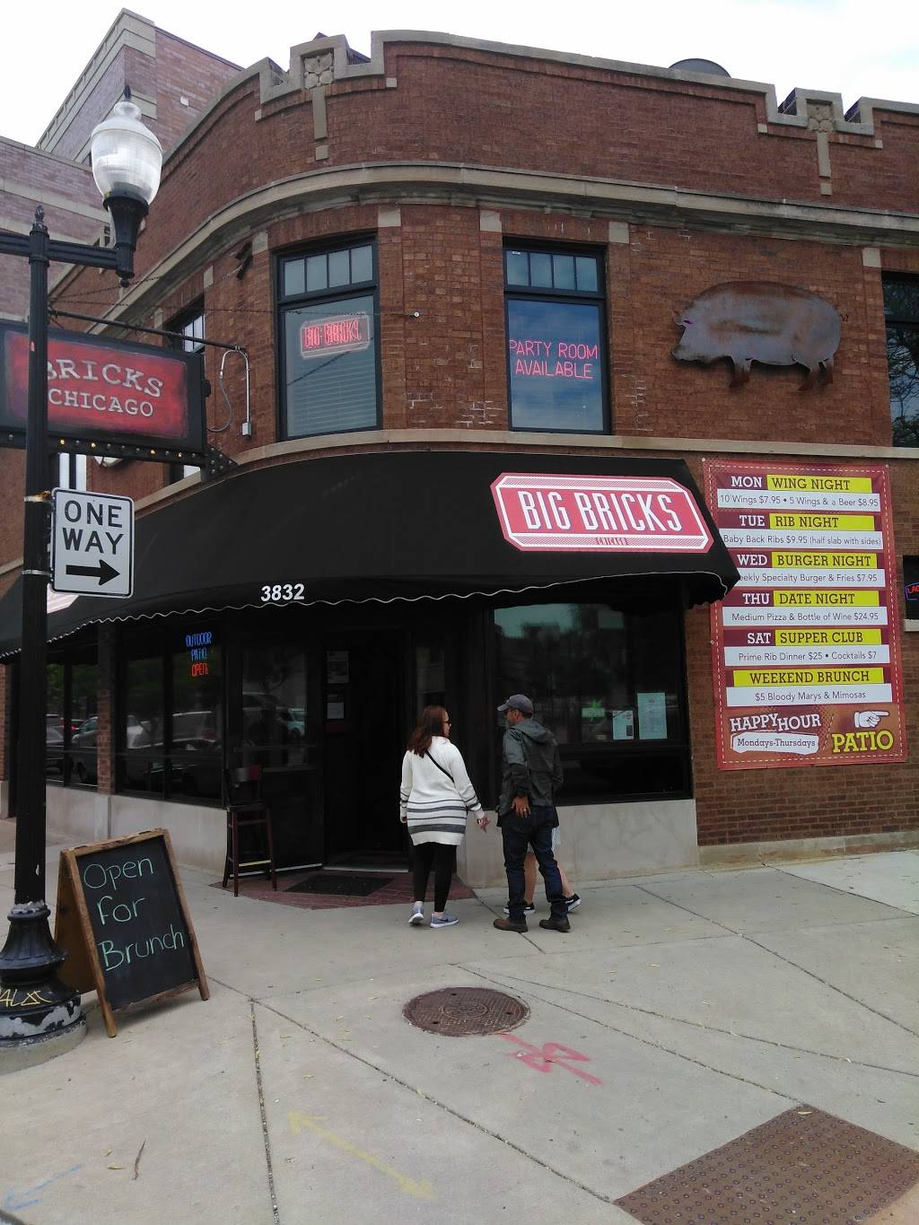 Bricks Pizza & Barbecue | restaurant | 3832 N Lincoln Ave, Chicago, IL 60613, USA | 7735255022 OR +1 773-525-5022