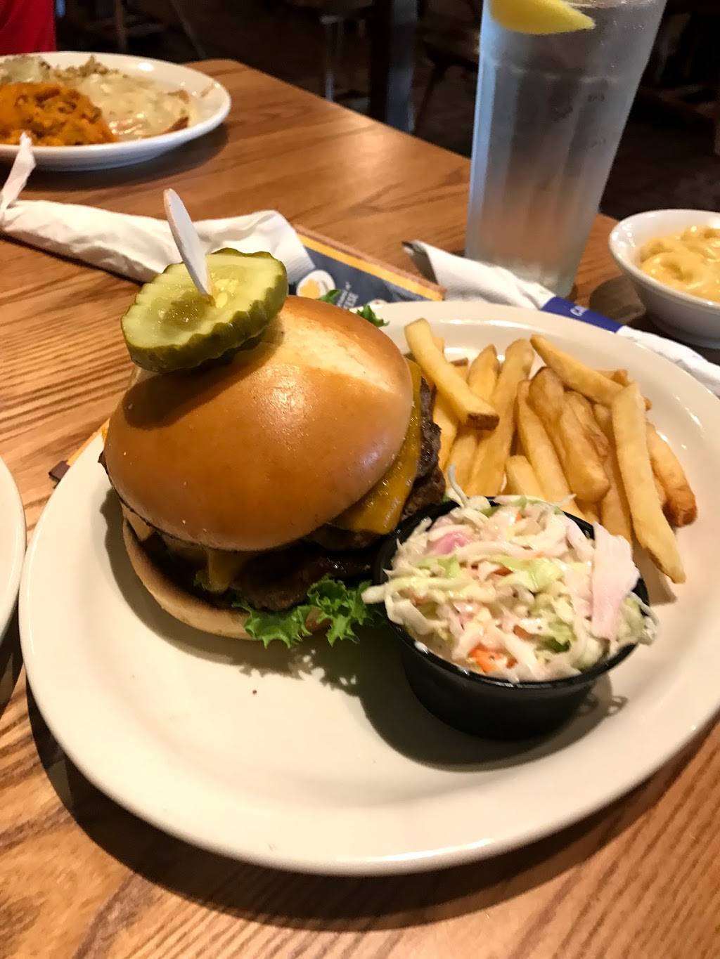 Cracker Barrel Old Country Store | restaurant | 395 Cumberland Pkwy, Mechanicsburg, PA 17055, USA | 7177665113 OR +1 717-766-5113