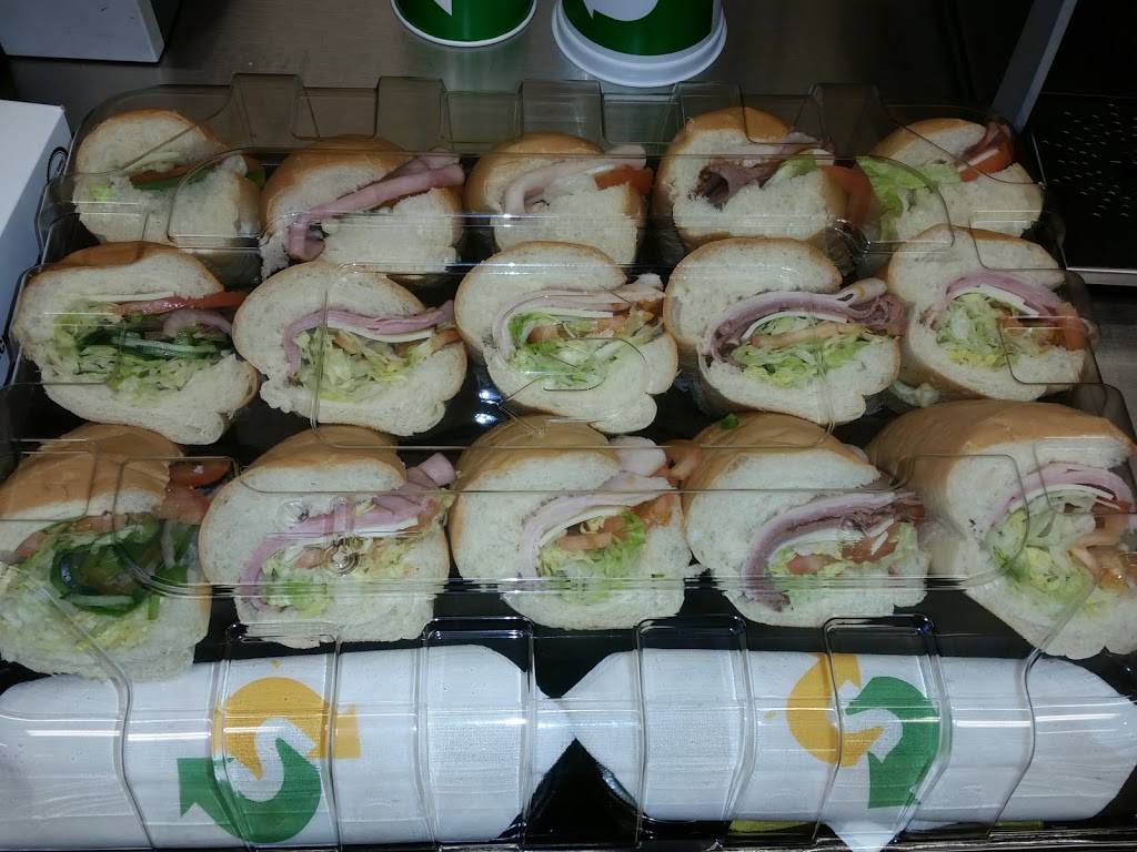 Subway Restaurants | restaurant | 159 N Milwaukee Ave, Libertyville, IL 60048, USA | 8476804500 OR +1 847-680-4500