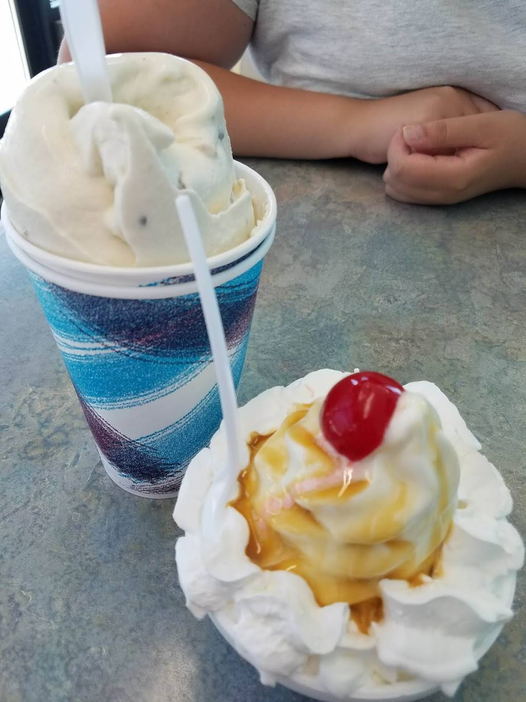 Ballards Iceberg Drive-in | restaurant | 673 E 12300 S, Draper, UT 84020, USA | 8015712453 OR +1 801-571-2453