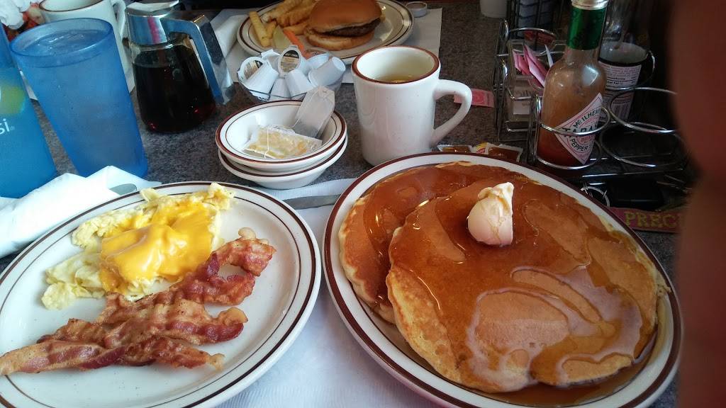 Roosters Restaurant | restaurant | 1521 Yout St, Racine, WI 53404, USA | 2626388383 OR +1 262-638-8383