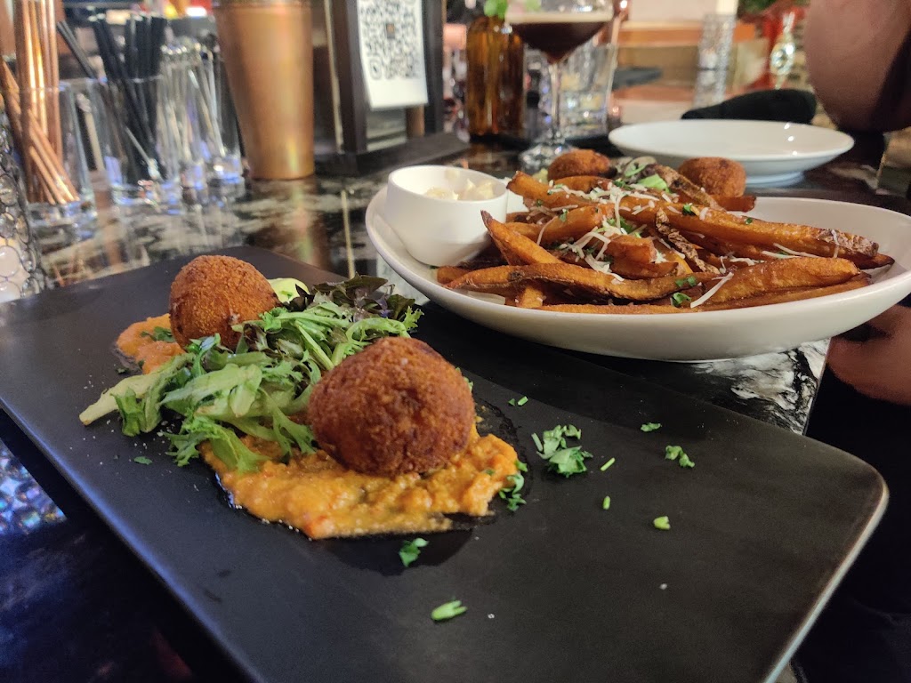 Uptown Lobby | restaurant | 3022 Hennepin Ave S, Minneapolis, MN 55408, USA | 6124392558 OR +1 612-439-2558