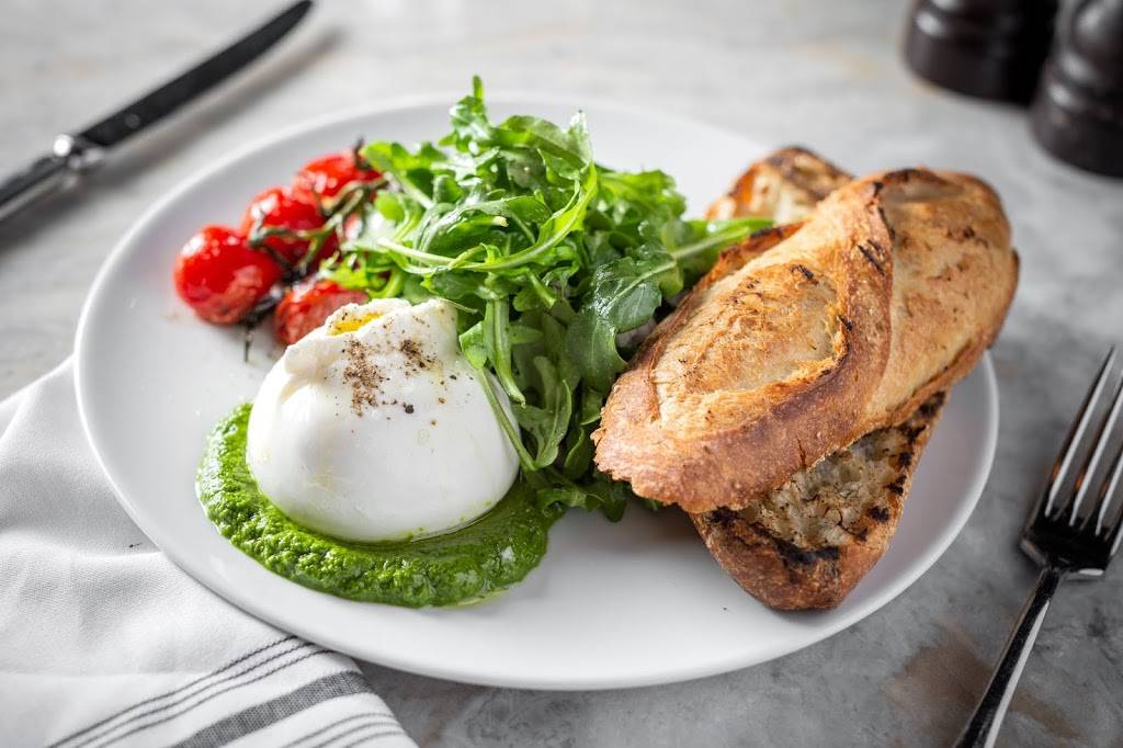 Eight Bar and Patio | restaurant | 8 W Maple St #1, Chicago, IL 60610, USA | 3129448888 OR +1 312-944-8888