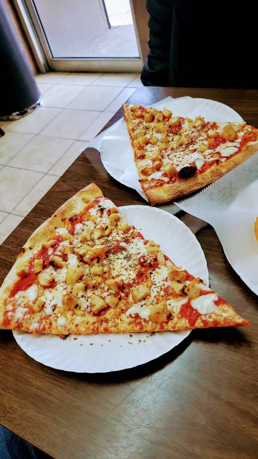 Ginos Pizzeria | restaurant | 439 S Broadway, Yonkers, NY 10705, USA | 9144235088 OR +1 914-423-5088