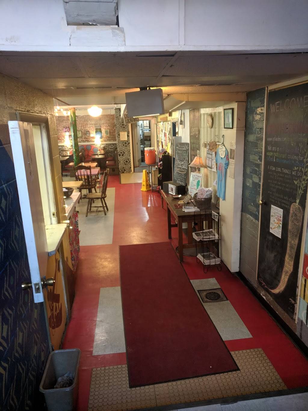 Red Herring Vegetarian Restaurant | restaurant | 1209 W Oregon St, Urbana, IL 61801, USA | 2173672340 OR +1 217-367-2340