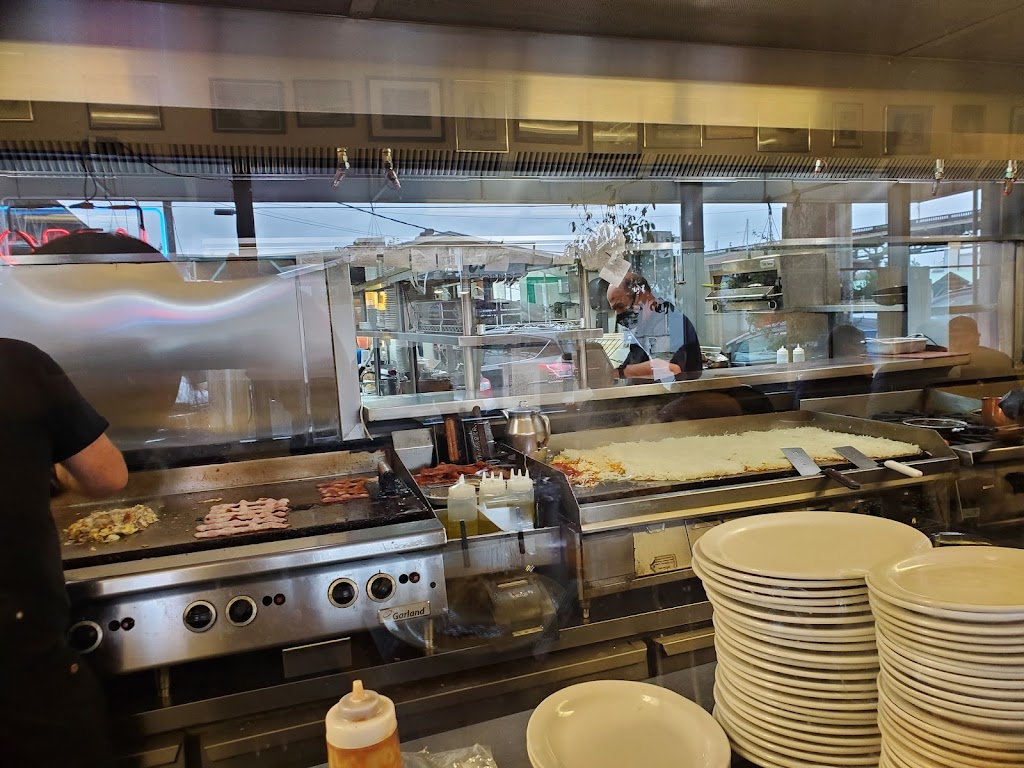 Voulas Offshore Cafe | restaurant | 658 NE Northlake Way, Seattle, WA 98105, USA | 2066340183 OR +1 206-634-0183