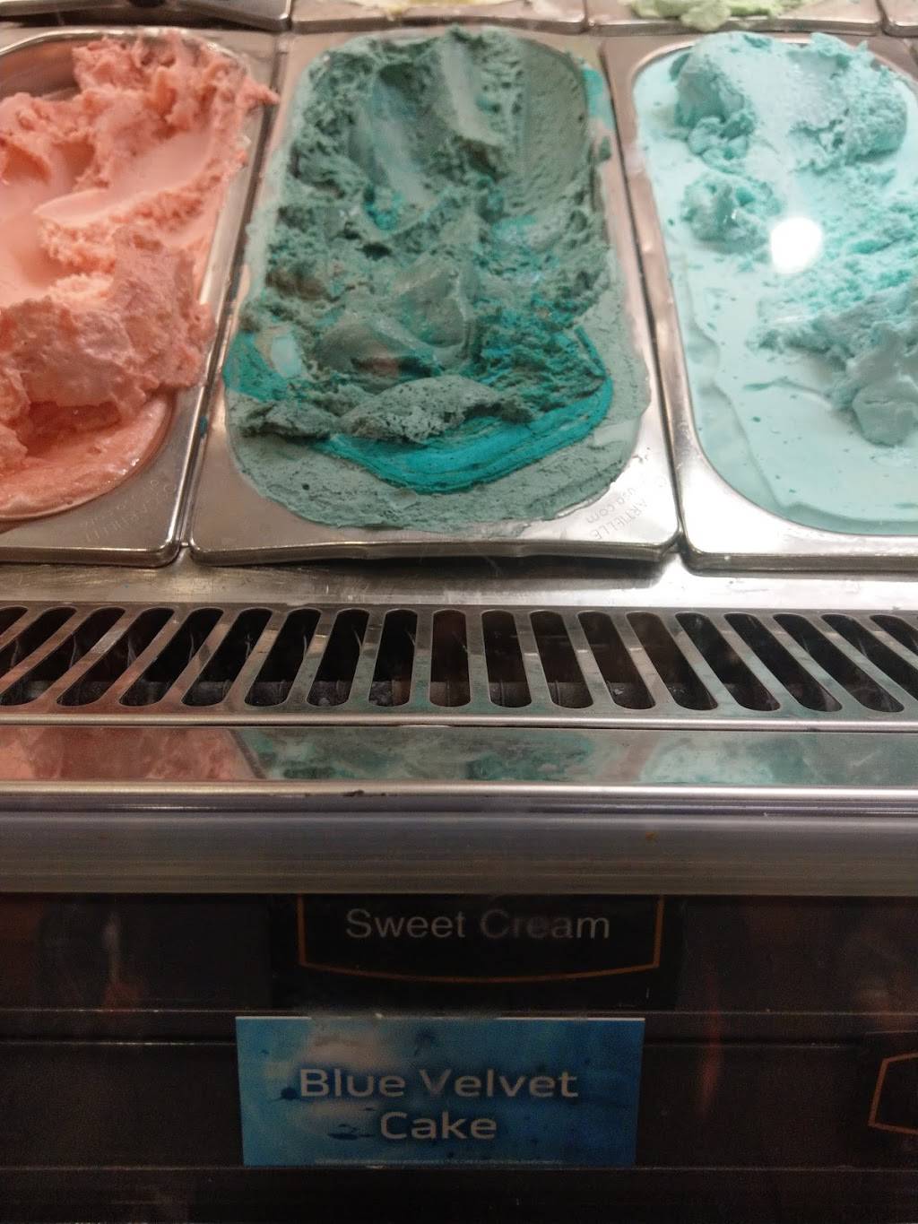 Cold Stone Creamery | bakery | 15 Lee Airpark Dr, Edgewater, MD 21037, USA | 4109561100 OR +1 410-956-1100