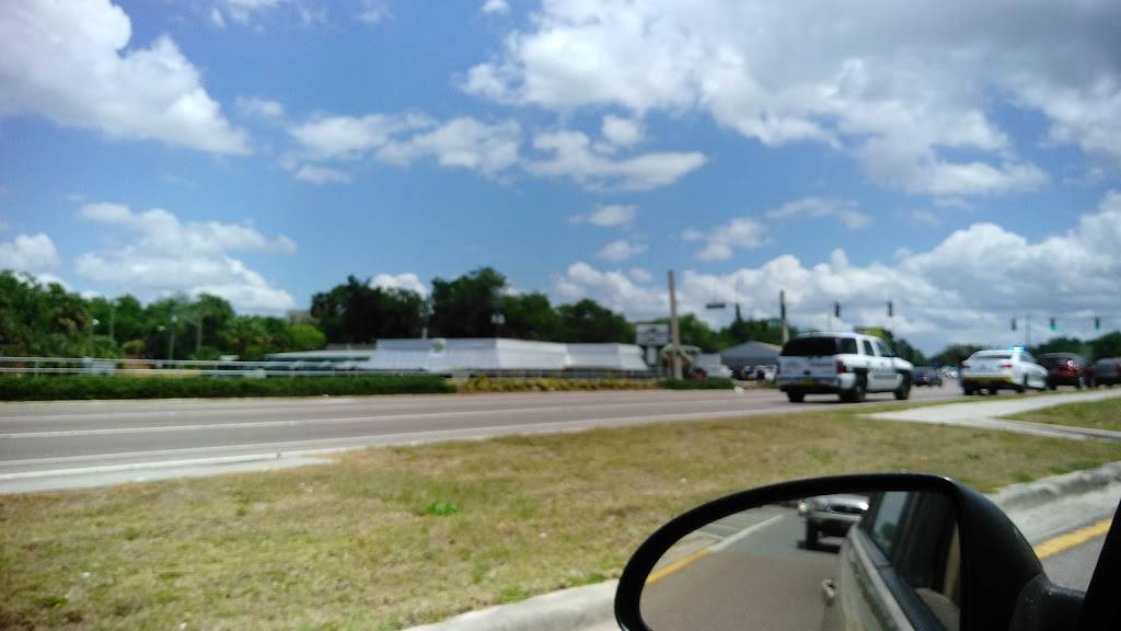 Lakeside Stone Grill | restaurant | 901 N Lakeshore Blvd, Tavares, FL 32778, USA | 3527421712 OR +1 352-742-1712