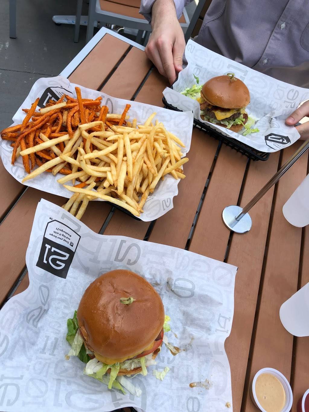 Burger 21 | restaurant | 2500 Old Milton Pkwy #100, Alpharetta, GA 30004, USA | 6783811422 OR +1 678-381-1422