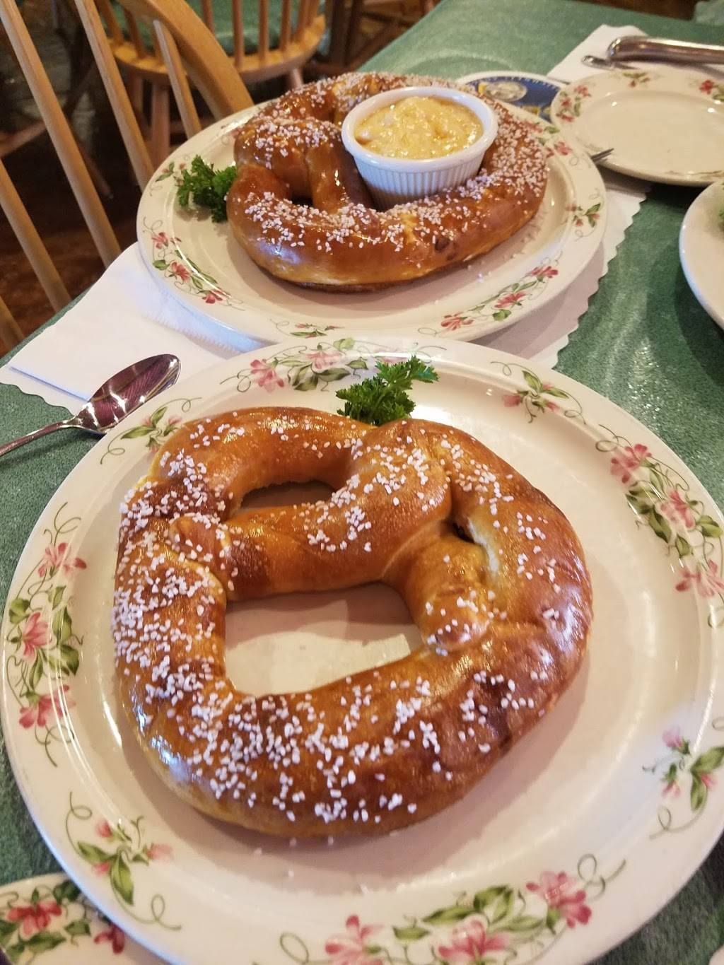 Schnitzel Platz | restaurant | 729 North Ave, Glendale Heights, IL 60139, USA | 6309429900 OR +1 630-942-9900