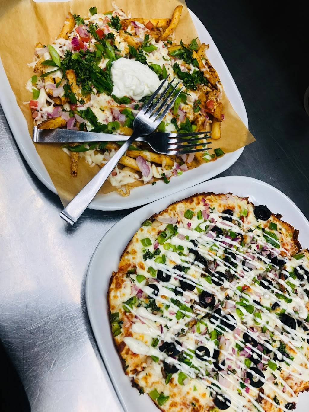 Boston Pizza | restaurant | 499 Dundas St W, Oakville, ON L6M 1L9, Canada | 9052578009 OR +1 905-257-8009