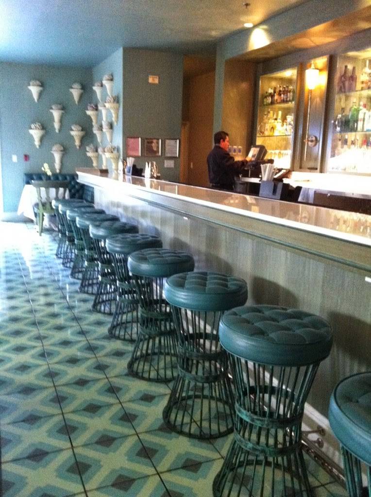 Chamberlains Bistro West Hollywood | restaurant | 1000 Westmount Dr, West Hollywood, CA 90069, USA | 3106577400 OR +1 310-657-7400