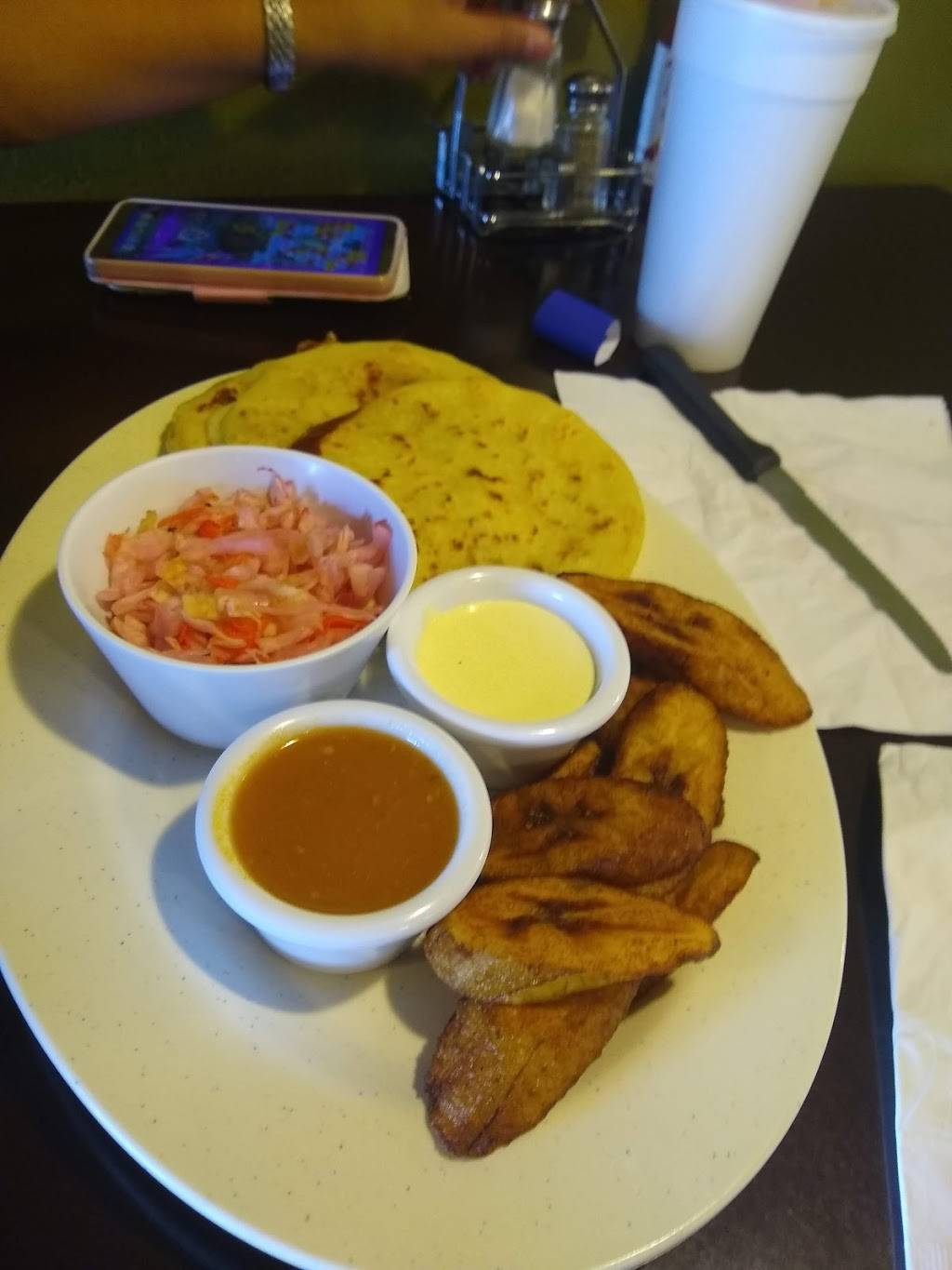 Christinas Salvadorian Food | restaurant | 10665 W Indian School Rd, Avondale, AZ 85392, USA | 6232494481 OR +1 623-249-4481