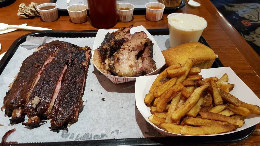 B.T.s Smokehouse | restaurant | 392 Main St, Sturbridge, MA 01566, USA | 5083473188 OR +1 508-347-3188